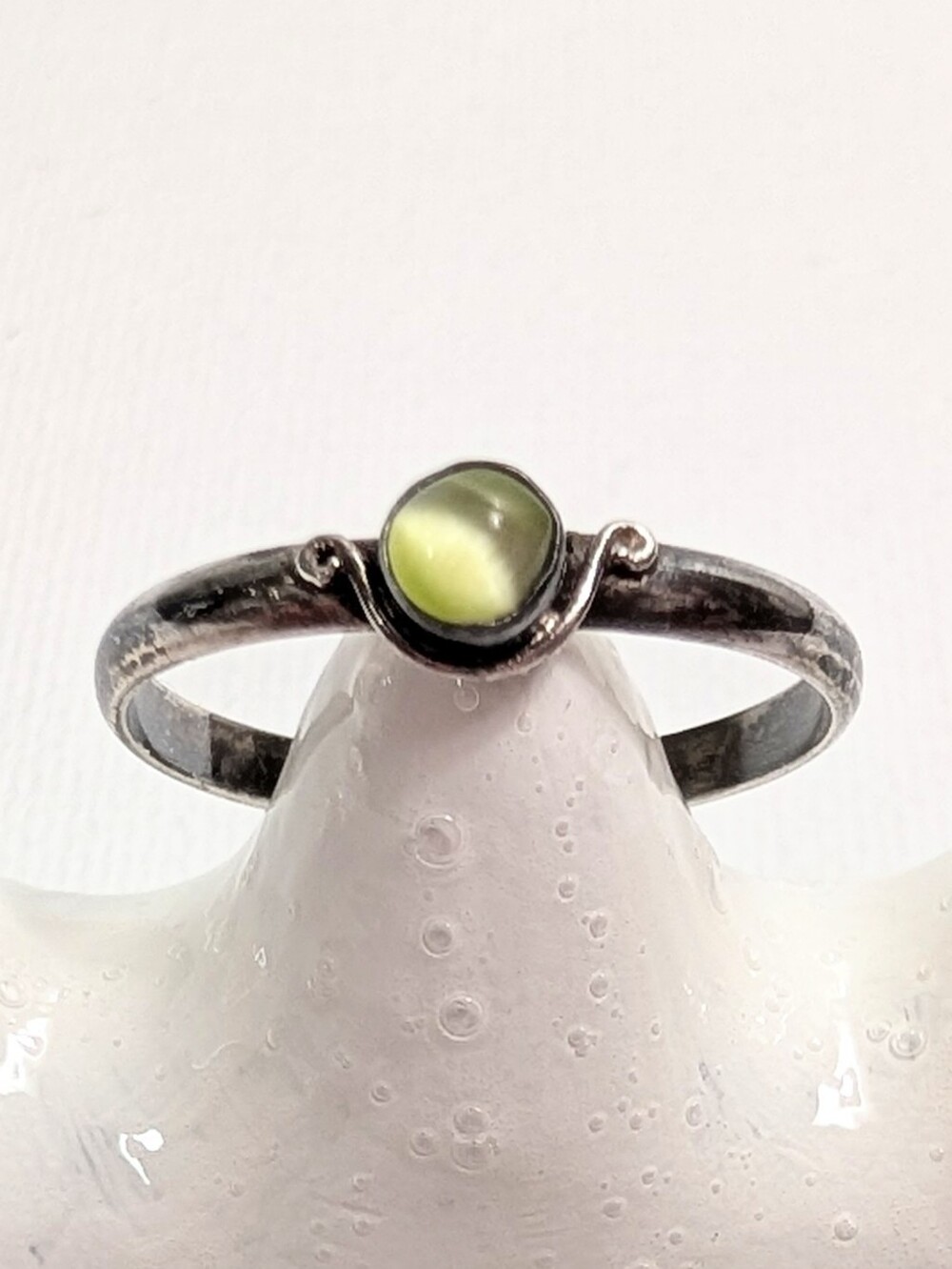 Vintage Lime Green Cat's-Eye Sterling Silver Band Size 8